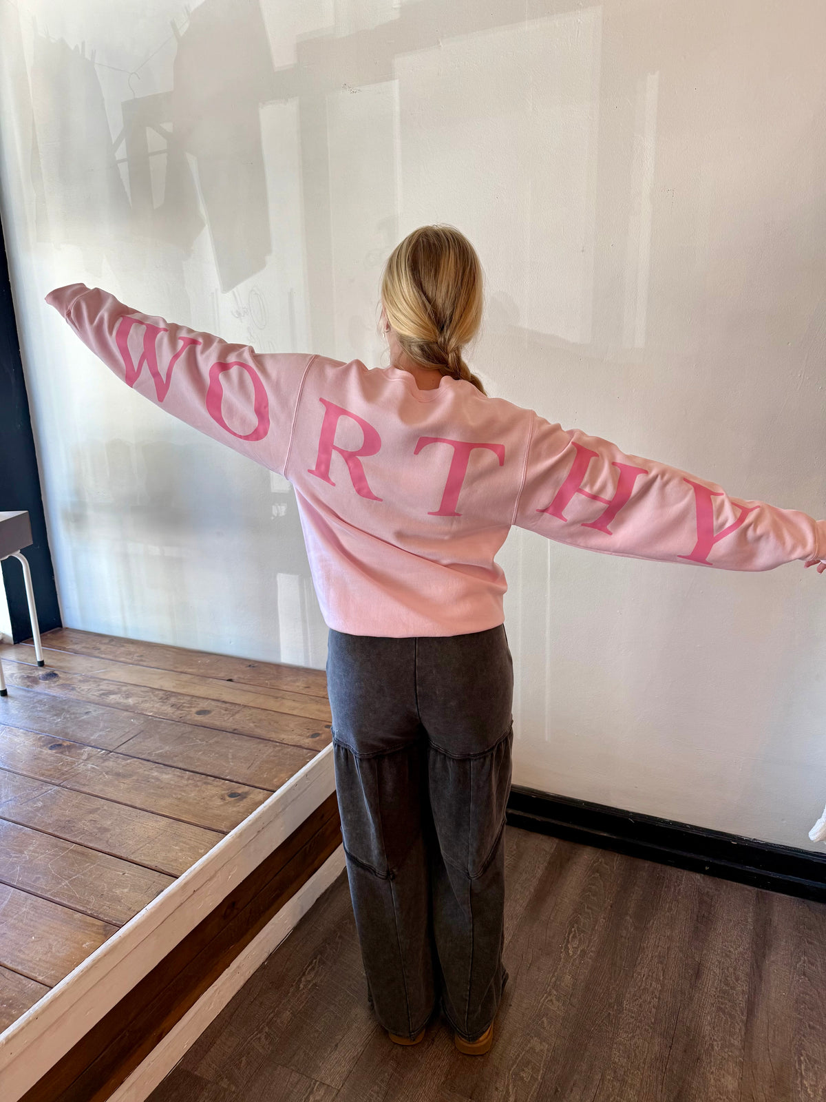 WORTHY LIGHT PINK SWEATSHIRT